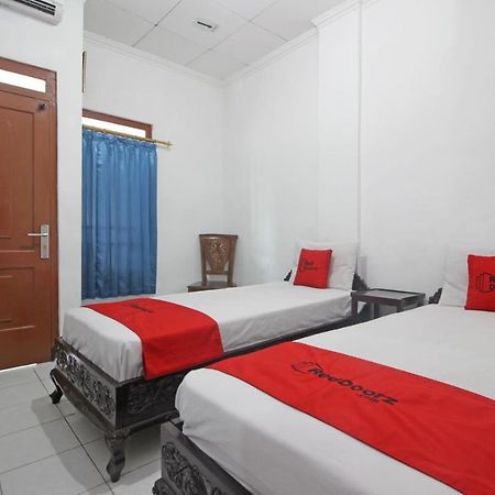 Reddoorz Plus @ Taman Siswa 3 Yogyakarta Exterior photo